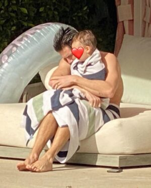 Italia Ricci Instagram - How lucky am I to have this stud by my side who dads like he was born for it. Happy Father’s Day to our favorite. ❤️‍🔥