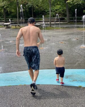 Italia Ricci Instagram - How lucky am I to have this stud by my side who dads like he was born for it. Happy Father’s Day to our favorite. ❤️‍🔥