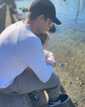 Italia Ricci Instagram - How lucky am I to have this stud by my side who dads like he was born for it. Happy Father’s Day to our favorite. ❤️‍🔥