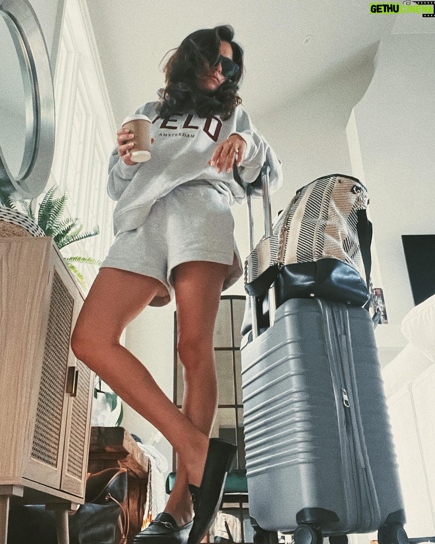 Italia Ricci Instagram - Another flight, another @veld.amsterdam suit. And all of the @beis. 🌴