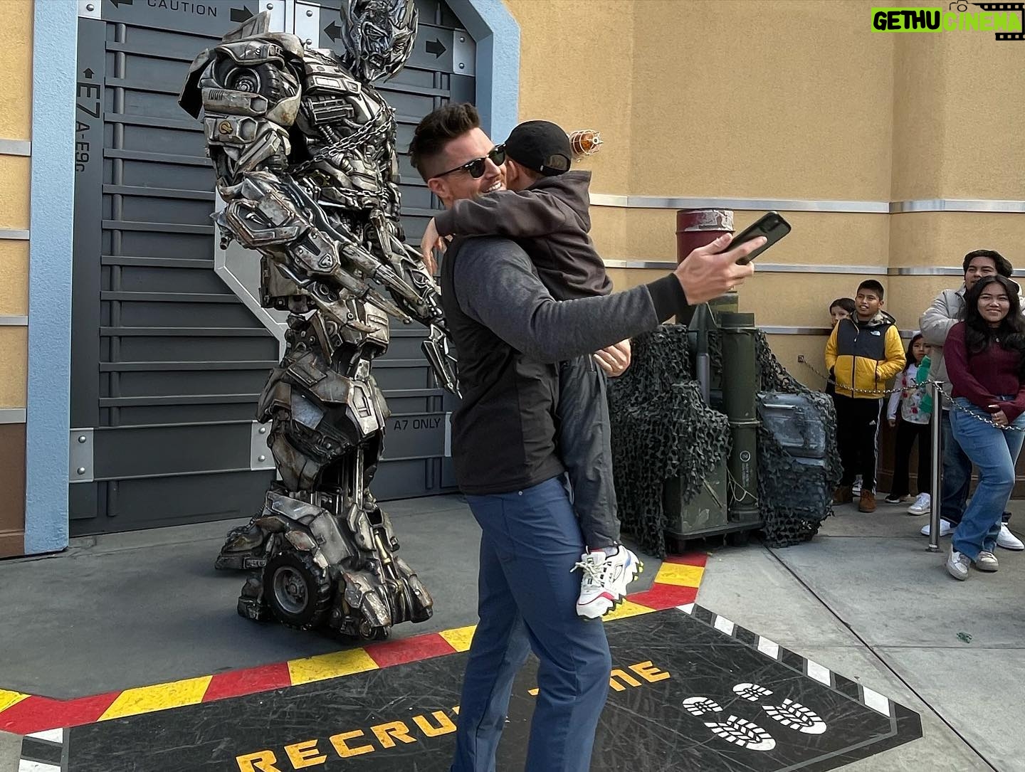 Italia Ricci Instagram - Thank you @unistudios for an incredible day! Little guy’s first trip was a huge success — Jurassic World and the Simpsons tied for his favorite ride but meeting Megatron, Optimus and Bumble Bee took the cake.. I even got to introduce him to some old friends. Also I thought there would be a bigger reaction on the Waterworld finale. He didn’t even flinch. 🤷🏻♂️