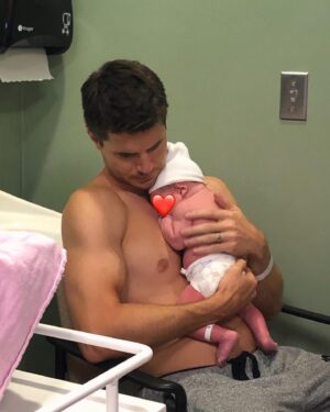 Italia Ricci Instagram - How lucky am I to have this stud by my side who dads like he was born for it. Happy Father’s Day to our favorite. ❤️‍🔥