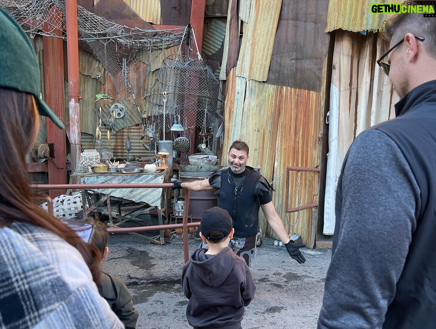 Italia Ricci Instagram - Thank you @unistudios for an incredible day! Little guy’s first trip was a huge success — Jurassic World and the Simpsons tied for his favorite ride but meeting Megatron, Optimus and Bumble Bee took the cake.. I even got to introduce him to some old friends. Also I thought there would be a bigger reaction on the Waterworld finale. He didn’t even flinch. 🤷🏻♂️