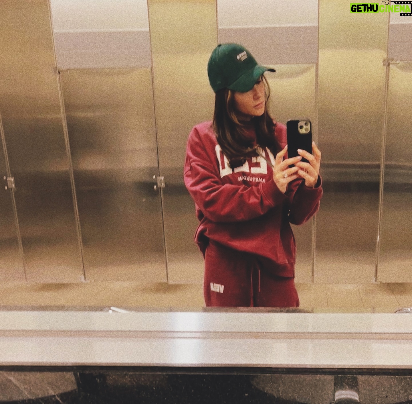 Italia Ricci Instagram - Christmas season travel getup feat. @veld.amsterdam @bauerhockey. 💚♥️