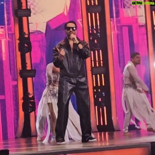 Iti Acharya Instagram - @iffigoa closing ceremony @ayushmannk singing and performing live the greatest of his songs Always make great memories at this place