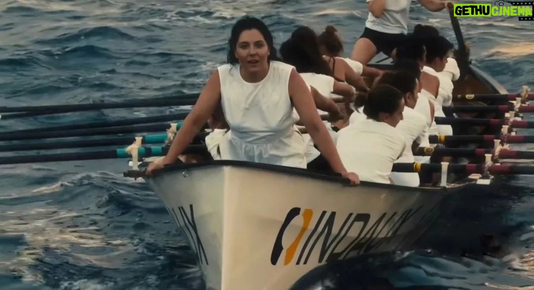 Itziar Ituño Instagram - Baten Inesek nigaz egin zuen amets...ametsean txalupa baten agertzen nintzakon. Garai hartan, ze kuriosoa dan bizitza, olatu gogorren artean nenbilen, izen bako nire baitango txalupa arraroan, nora nihoan jakin barik, ontzia zulatua, belak zabalduteko hauspo barik, apur bat nozaezean itsas handian... Orduen bizitzak, edo itsasoak edo "Yemaya" berak (gauzak gertatu behar direlako gertatzen ei dira) Ines ekarri eustan igerian eta gero traineruan! eta ze egie handia dan diñozune ,Ines : "Beste bati begiratzean norbera topatzen dozuneko une hori irudikatu... Une hori, zeinetan alkarri bizitza salbatzen diogun"💜🌊💫 Helduko gara portura. Eskerrik asko, Ines💖 Joseba Sarrionandiaren berba eder hunkigarriak dekozuez kanta honetan. // #inesosinaga #txalupa #josebasarrionandia #naiz Un día Inés soñó que yo aparecía ante ella en una barca... Por aquella época, qué curiosa la vida, andaba yo entre olas altas, en mi propia txalupa rara y sin nombre, sin saber bien donde iba, haciendo aguas y sin fuelle para desplegar velas, un poco a la deriva en el ancho mar... Y entonces la vida, o la mar, o Yemaya me trajo a Inés. Venía nadando y luego en trainera! Y que verdad más grande dices, Inés: " Ese momento en que al mirar a la otra nos encontramos a nosotras mismas...ese instante en el que nos salvamos la vida las unas a las otras..." Y llegaremos a buen puerto. Mil gracias, Inés💖 Teneis la letra maravillosa y profunda de Joseba Sarrionandia en ésta canción. One day Inés dreamed that I appeared before her in a boat... At that time, how curious life is, I was walking among high waves, in my own strange and nameless small, leaky boat, without knowing exactly where I was going and without bellows to deploy the sails, adrift in the wide sea... . And then life, or the sea, or Yemaya brought me to Inés. I came swimming and then in a trawler! And what a great truth you say, Inés: "That moment when when we look at each other we find ourselves... that moment when we save each other's lives..." And we will reach a good port. Thank you very much, Inés💖 You have the wonderful and profound lyrics of Joseba Sarrionandia in this song.
