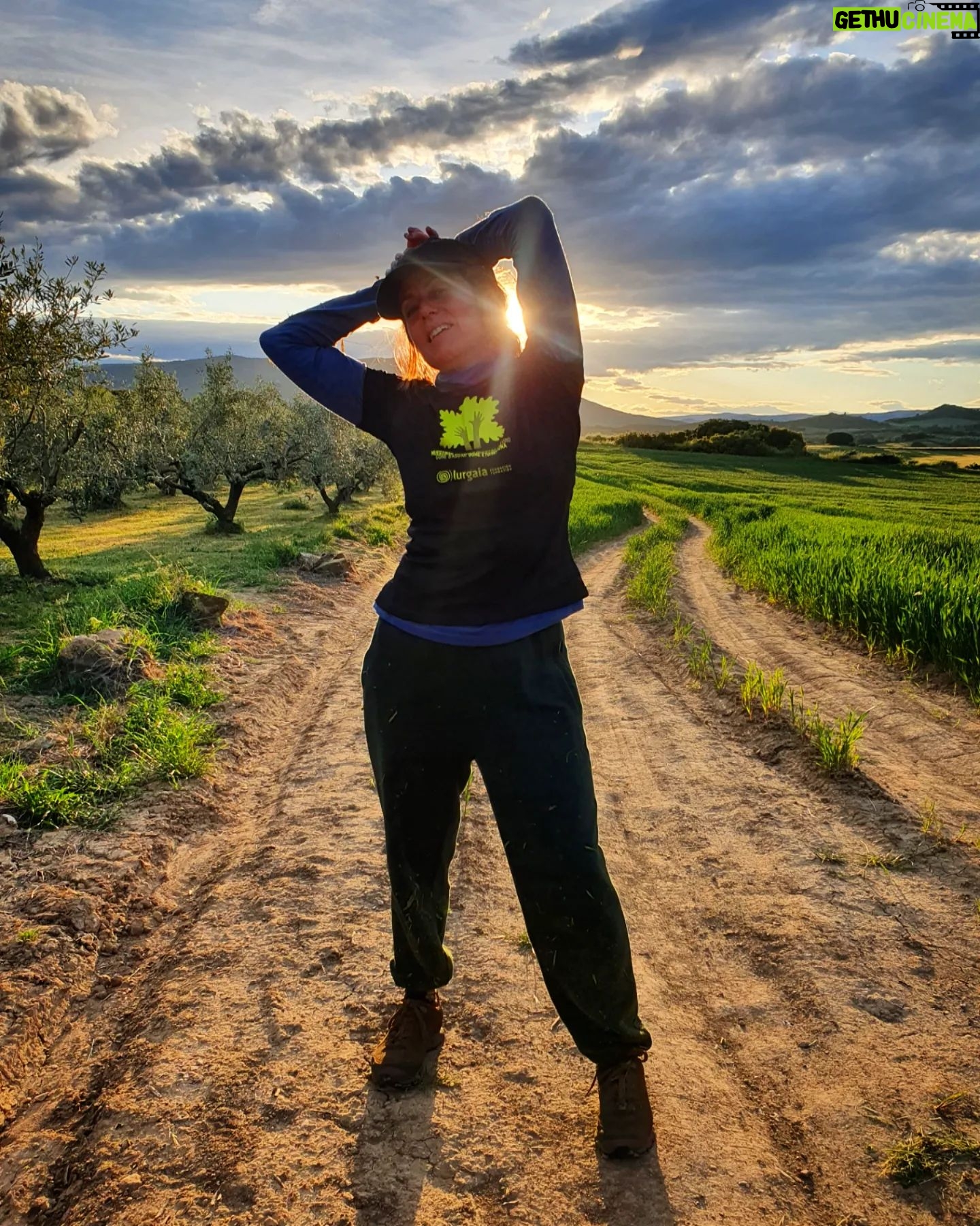 Itziar Ituño Instagram - 1. Eguna: bedarra ebaki eta ongarria bota. Behar gogorra laborariena😅 "Ni nintzen aizkolari,SEGALARI, korrikalari, tabernari, txingalari, arraunlari...ni nintzen aizkolari😉" #kortatu #kortazar #auzolan (1°día: desbrozar y abonar. Duro trabajo el del campo) "Fuí leñadora, segadora, corredora, tabernera, remera.."