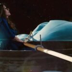 Itziar Ituño Instagram – Baten Inesek nigaz egin zuen amets…ametsean txalupa baten agertzen nintzakon.
Garai hartan, ze kuriosoa dan bizitza, olatu gogorren artean nenbilen, izen bako nire baitango txalupa arraroan, nora nihoan jakin barik, ontzia zulatua, belak zabalduteko hauspo barik, apur bat nozaezean itsas handian…
Orduen bizitzak, edo itsasoak edo “Yemaya” berak (gauzak gertatu behar direlako gertatzen ei dira) Ines ekarri eustan igerian eta gero traineruan! eta ze egie handia dan diñozune ,Ines :

 “Beste bati begiratzean norbera topatzen dozuneko une hori irudikatu…

 Une hori, zeinetan alkarri bizitza salbatzen diogun”💜🌊💫

Helduko gara portura. Eskerrik asko, Ines💖

Joseba Sarrionandiaren berba eder hunkigarriak dekozuez kanta honetan. //

#inesosinaga #txalupa #josebasarrionandia #naiz

Un día Inés soñó que yo aparecía ante ella en una barca…
Por aquella época, qué curiosa la vida, andaba yo  entre olas altas, en mi propia txalupa rara y sin nombre, sin saber bien donde iba, haciendo aguas y sin fuelle para desplegar velas, un poco a la deriva en el ancho mar…
Y entonces la vida, o la mar, o Yemaya me trajo a Inés. Venía nadando y luego en trainera! 
Y que verdad más grande dices, Inés:
” Ese momento en que al mirar a la otra nos encontramos a nosotras mismas…ese instante en el que nos salvamos la vida las unas a las otras…”
Y llegaremos a buen puerto. Mil gracias, Inés💖

Teneis la letra maravillosa y profunda de Joseba Sarrionandia en ésta canción.

One day Inés dreamed that I appeared before her in a boat… At that time, how curious life is, I was walking among high waves, in my own strange and nameless small, leaky  boat, without knowing exactly where I was going and without bellows to deploy the sails, adrift in the wide sea… . And then life, or the sea, or Yemaya brought me to Inés. I came swimming and then in a trawler! And what a great truth you say, Inés: “That moment when when we look at each other we find ourselves… that moment when we save each other’s lives…” And we will reach a good port. Thank you very much, Inés💖 You have the wonderful and profound lyrics of Joseba Sarrionandia in this song.