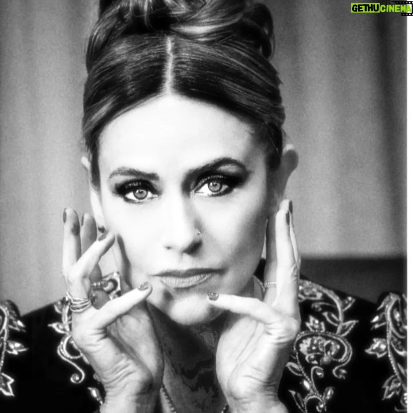 Itziar Ituño Instagram - Argeliako Annaba mediterranean film festivalen @annabafilmfestival.algeria izan naz ohore saria jasotzen. Eskerrik asko horren ondo hartzeagatik, orraztu, makilatu eta janzteagatik erregin baten modura. SHUKRAN! حصلت على الجائزة الفخرية في مهرجان عنابة لسينما البحر الأبيض المتوسط بالجزائر @annabafilmfestival.algeria. شكرًا لك على الاعتناء بي جيدًا، وتصفيف شعري، ومكياجي، وتلبيسي كملكة. شكرا! I received honor award at the Annaba Mediterranean Film Festival in Algeria @annabafilmfestival.algeria. Thank you for taking such good care of me, hair, making up and dressing me like a queen. SHUKRAN! Recibí el premio de honor en el Festival de Cine Mediterráneo de Annaba en Argelia @annabafilmfestival.algeria. Gracias por cuidarme tan bien, peinarme, maquillarme y vestirme como una reina. ¡SHUKRAN! J'ai reçu le prix d'honneur au Festival du Film Méditerranéen d'Annaba en Algérie @annabafilmfestival.algeria. Merci d'avoir si bien pris soin de moi, de me coiffer, de me maquiller et de m'habiller comme une reine. SHUKRAN ! 💄 @nailou_shl 👗 @dar_elkahina_ilhemcouture 💍 @rayere.official 💆♀️ @midou_berrhmoune 📸 @chouaiboumaraf @annabafilmfestival.algeria #argelia #annabamediterraneanfilmfestibal #annaba