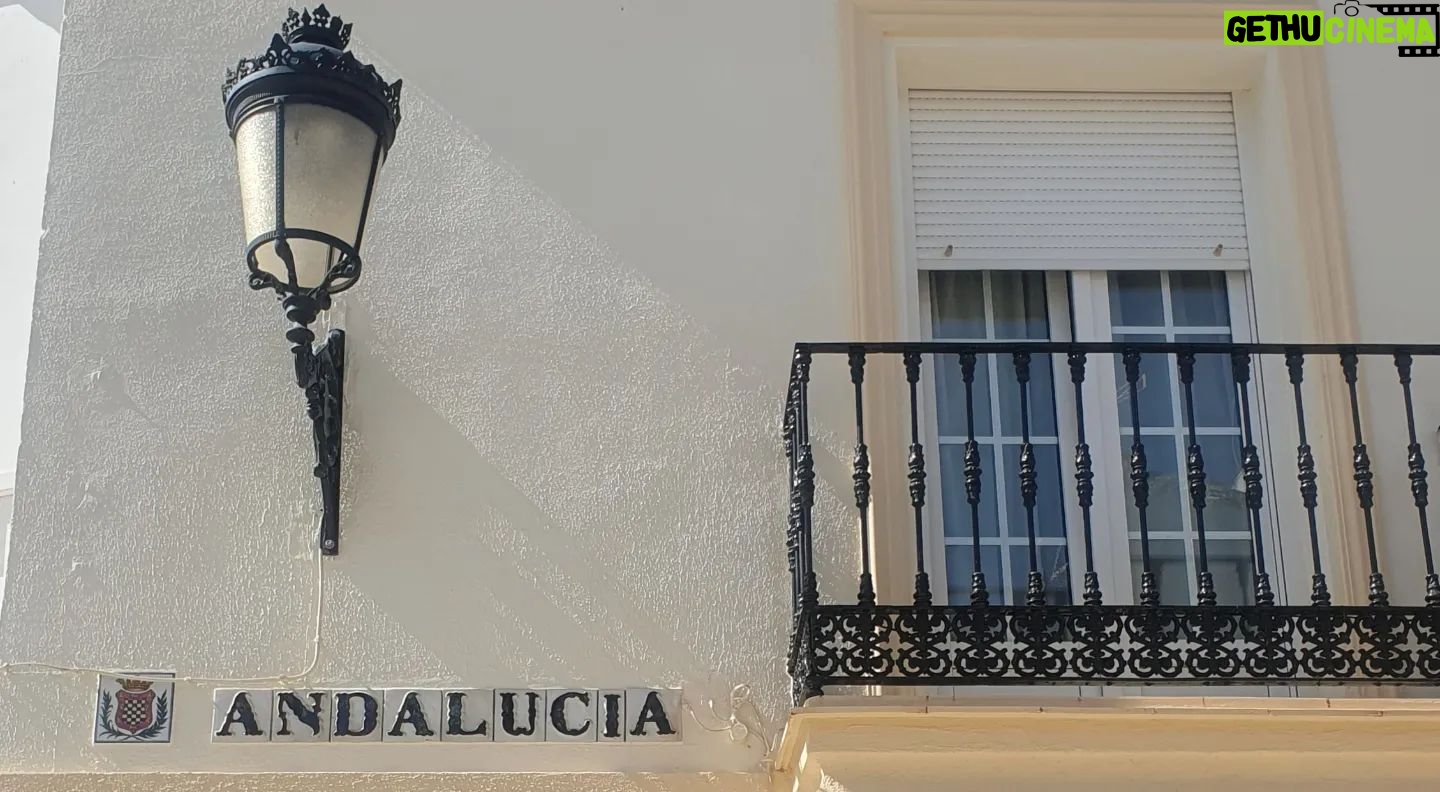 Itziar Ituño Instagram - Uri zuri hau agertu jata barriro ametsetan. "Duende"kalexka (Duende = enkantu misteriotsua) Aún se me aparece ésta ciudad blanca en sueños. Calleja "Duende" (en Andalucía, encanto misterioso e inefable). #hikateatroa #tarara #latarara #moguer #andalucía