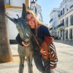 Itziar Ituño Instagram - "Lo llamo dulcemente: “¿Platero?”, y viene a mí con un trotecillo alegre que parece que se ríe, en no sé qué cascabeleo ideal...(...) Tiene acero. Acero y plata de luna, al mismo tiempo" Platero y yo. Moguer, Juan Ramón Jimenez eta Plateroren herria, herri zuri, disdiratsua, eguzkiz buztia, zeru gabiz. Ederra! #moguer #huelva #plateroyyo #andalucía