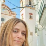 Itziar Ituño Instagram - "Lo llamo dulcemente: “¿Platero?”, y viene a mí con un trotecillo alegre que parece que se ríe, en no sé qué cascabeleo ideal...(...) Tiene acero. Acero y plata de luna, al mismo tiempo" Platero y yo. Moguer, Juan Ramón Jimenez eta Plateroren herria, herri zuri, disdiratsua, eguzkiz buztia, zeru gabiz. Ederra! #moguer #huelva #plateroyyo #andalucía