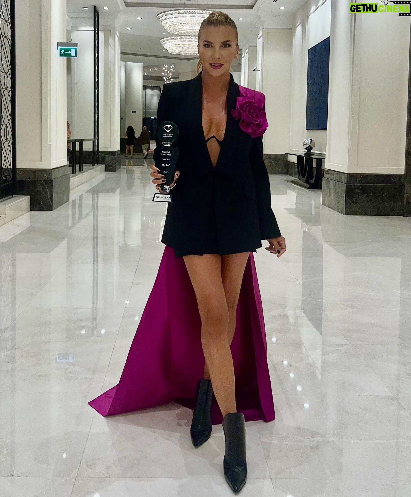 Ivana Sert Instagram - 16.cısı düzenlenen #fashiontvödülleri ‘nde TÜRKİYE YILIN MODA İKONU ödülüne layık görüldüğüm için çok çok teşekkürler…. @fashiontv.tr @fashionweek @enisonatfashiontv @katerinaeksiogluofficial (Ceket/elbise☝🏽💕)