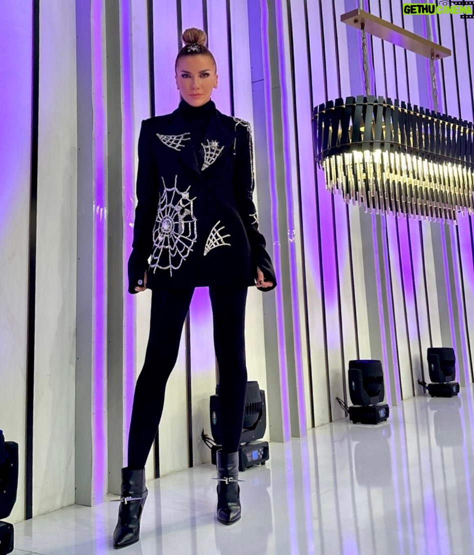 Ivana Sert Instagram - @stilikonuofficial Blazer ceket @lady__estrella @pinarkerimoglu Saç makyaj @ivanasertcosmetics 👄