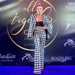 Ivana Sert Instagram - @all_together_official  ve @serdar_topcu_79 organizatörlüğünde muhteşem ve anlamlı bir gece yaşadık.
Çocuklarımız için yapılan bu sosyal yardım projesinde bulunmak benim içinde gurur vericiydi..
Emeği geçen herkese sonsuz teşekkürler…
@serdar_topcu_79 
@oezguer78 
@aaylin_topcu 
@fa_topq 
@topqu58 
#hidelberg 
#germany 
#frankfurt