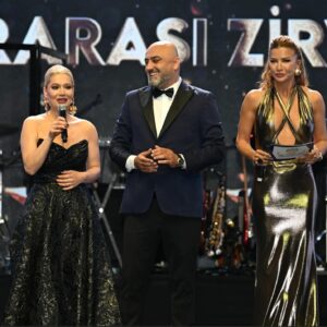 Ivana Sert Instagram - 4. Uluslararası Zirve ödüllerinden bir kaç kare…
Ödül alan herkesi tebrik ediyorum.
Bu güzel organizasyon için  @parsmedyainternational @kurban_akar @oguzunalkalafat @havvakarakush @tayyarisiksacann u da ayrıca tebrik ediyorum…
💫