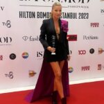 Ivana Sert Instagram - 16.cısı düzenlenen #fashiontvödülleri ‘nde TÜRKİYE YILIN MODA İKONU ödülüne layık görüldüğüm için çok çok teşekkürler…. @fashiontv.tr @fashionweek @enisonatfashiontv @katerinaeksiogluofficial (Ceket/elbise☝🏽💕)