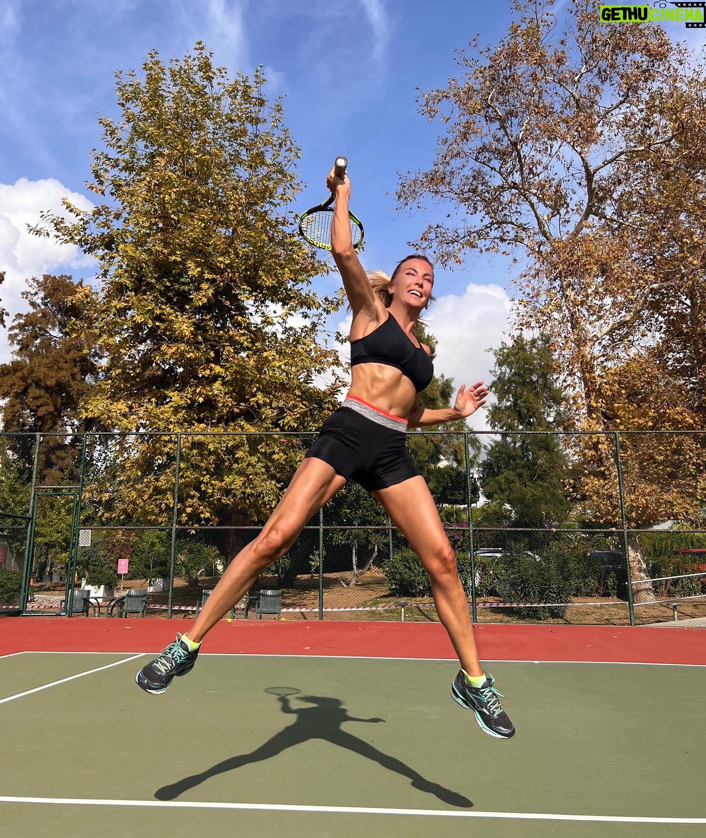 Ivana Sert Instagram - Rakip aranıyor😉🎾💪🏼 #sport #tenis #heltylifestyle #detox #fitnessmotivation #pilates
