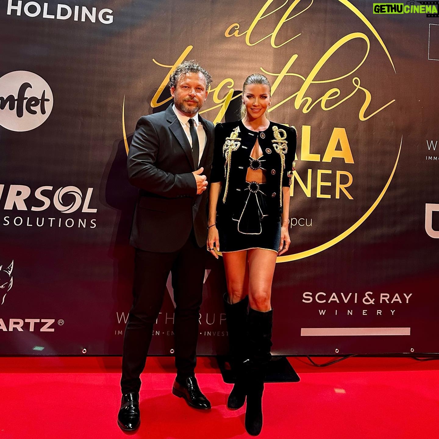 Ivana Sert Instagram - Ve muhteşem @all_together_official gala dinner by @serdar_topcu_79 BADEN BADEN den sevgiler 💫🇩🇪 Takım @blackswan.hautecouture Saç makyaj @ivanasertcosmetics