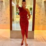 Ivana Sert Instagram – Ailemize hoşgeldin canımmm😍 
…
…
MODA İKONU 
#uluslararasıbaşarıvekariyerödülleri 🏆 @tulinurker 🌸
Elbise @rentisthenewchic 💫