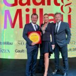 Ivana Sert Instagram - Dünyanın en prestijli gastronomi rehberlerinden biri olan Gault&Millau Türkiye rehberinde @giaurla olarak ödüle layık görülmek bizi çok onurlandırdı..Dereceye giren restaurantımız @giurla ve sevgili şefimiz @srknckrsrknckr👏🍾 ve tüm ekibe teşekkürler…. @sezerdermenci ♥️ @gaultandmillauturkiye @gokmensozen @cpkempinski #gastronomia #urla #