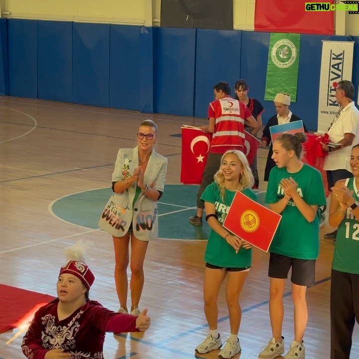 Ivana Sert Instagram - Bugün Urla’da muhteşem bir gün yaşandı… NEFES CAN anısına kadın basketbol dostluk maçları düzenlendi.. Ve maç öncesi @turkkizilayurla şubesi özel çocukları” ÇEVRE İÇİN ENGELSİZ ADIMLAR DEFİLESİ” yaptık…. Hayatımdaki en anlamlı defilelerden biri oldu bugün…. Harika va anlamlı bir organizasyon da emeği geçen herkese sonsuz 🙏 teşekkürler… @turkkizilayurla @erhancanshn @ersecann @urlagencliksk @urlabelediyesi #urlam❤️ #nefescan