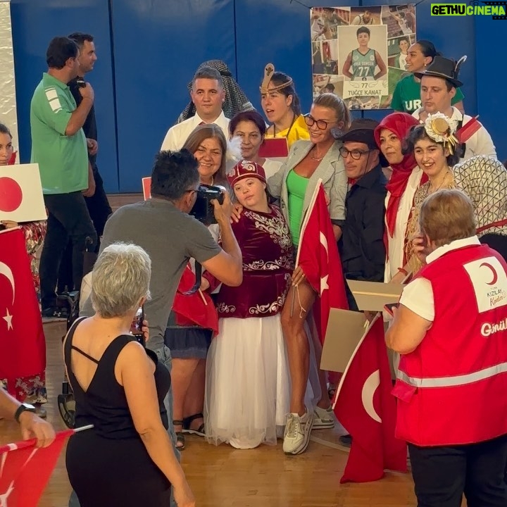 Ivana Sert Instagram - Bugün Urla’da muhteşem bir gün yaşandı… NEFES CAN anısına kadın basketbol dostluk maçları düzenlendi.. Ve maç öncesi @turkkizilayurla şubesi özel çocukları” ÇEVRE İÇİN ENGELSİZ ADIMLAR DEFİLESİ” yaptık…. Hayatımdaki en anlamlı defilelerden biri oldu bugün…. Harika va anlamlı bir organizasyon da emeği geçen herkese sonsuz 🙏 teşekkürler… @turkkizilayurla @erhancanshn @ersecann @urlagencliksk @urlabelediyesi #urlam❤️ #nefescan