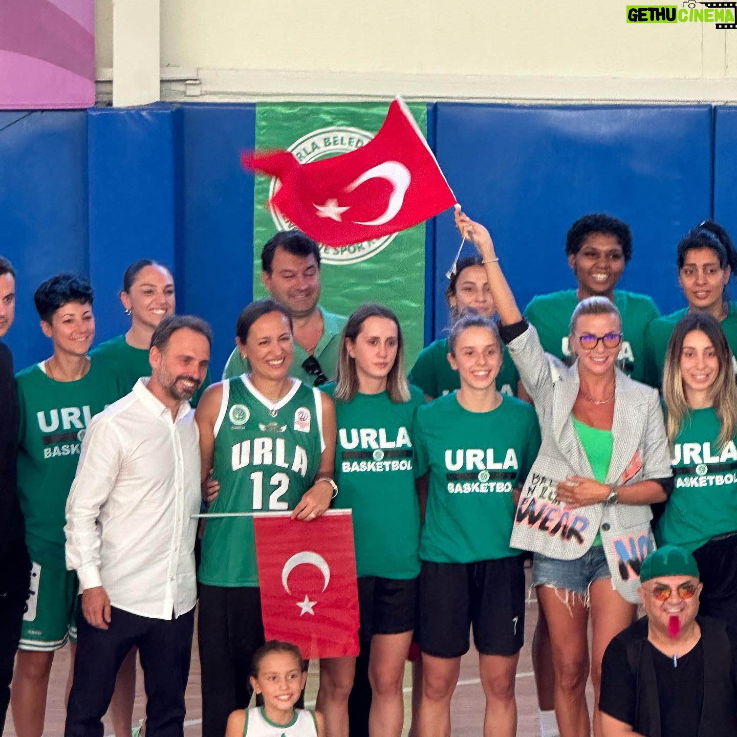 Ivana Sert Instagram - Bugün Urla’da muhteşem bir gün yaşandı… NEFES CAN anısına kadın basketbol dostluk maçları düzenlendi.. Ve maç öncesi @turkkizilayurla şubesi özel çocukları” ÇEVRE İÇİN ENGELSİZ ADIMLAR DEFİLESİ” yaptık…. Hayatımdaki en anlamlı defilelerden biri oldu bugün…. Harika va anlamlı bir organizasyon da emeği geçen herkese sonsuz 🙏 teşekkürler… @turkkizilayurla @erhancanshn @ersecann @urlagencliksk @urlabelediyesi #urlam❤️ #nefescan