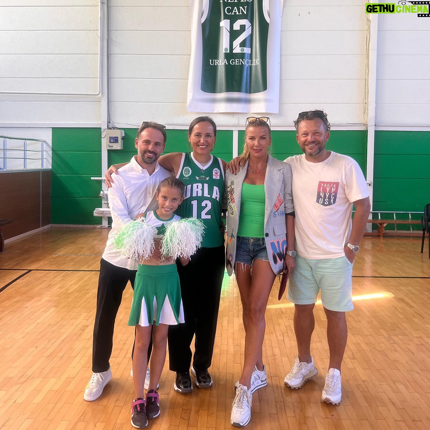Ivana Sert Instagram - Bugün Urla’da muhteşem bir gün yaşandı… NEFES CAN anısına kadın basketbol dostluk maçları düzenlendi.. Ve maç öncesi @turkkizilayurla şubesi özel çocukları” ÇEVRE İÇİN ENGELSİZ ADIMLAR DEFİLESİ” yaptık…. Hayatımdaki en anlamlı defilelerden biri oldu bugün…. Harika va anlamlı bir organizasyon da emeği geçen herkese sonsuz 🙏 teşekkürler… @turkkizilayurla @erhancanshn @ersecann @urlagencliksk @urlabelediyesi #urlam❤️ #nefescan
