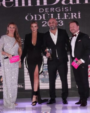 Ivana Sert Instagram - Öncelikle 20 yıldır istikrarlı ve kaliteli bir anlayışla bu güzel gecelere imza atan @gelindamatdergisi ‘ne  @ferhatmugurtay ‘a çok teşekkürler… Ayrıca almış  olduğum MODA İKONU🏆 ve Beyaz Tv’de yayınlanan İş Dünyası proğramı🏆  için aldığım 2 ödül içinde onur duydum..Emeği geçen herkese sonsuz teşekkürler…
@parsmedyainternational 
@gelindamatdergisi 
@fuatpasayalisi 
@kurban_akar @oguzunalkalafat 
@ferhatmugurtay