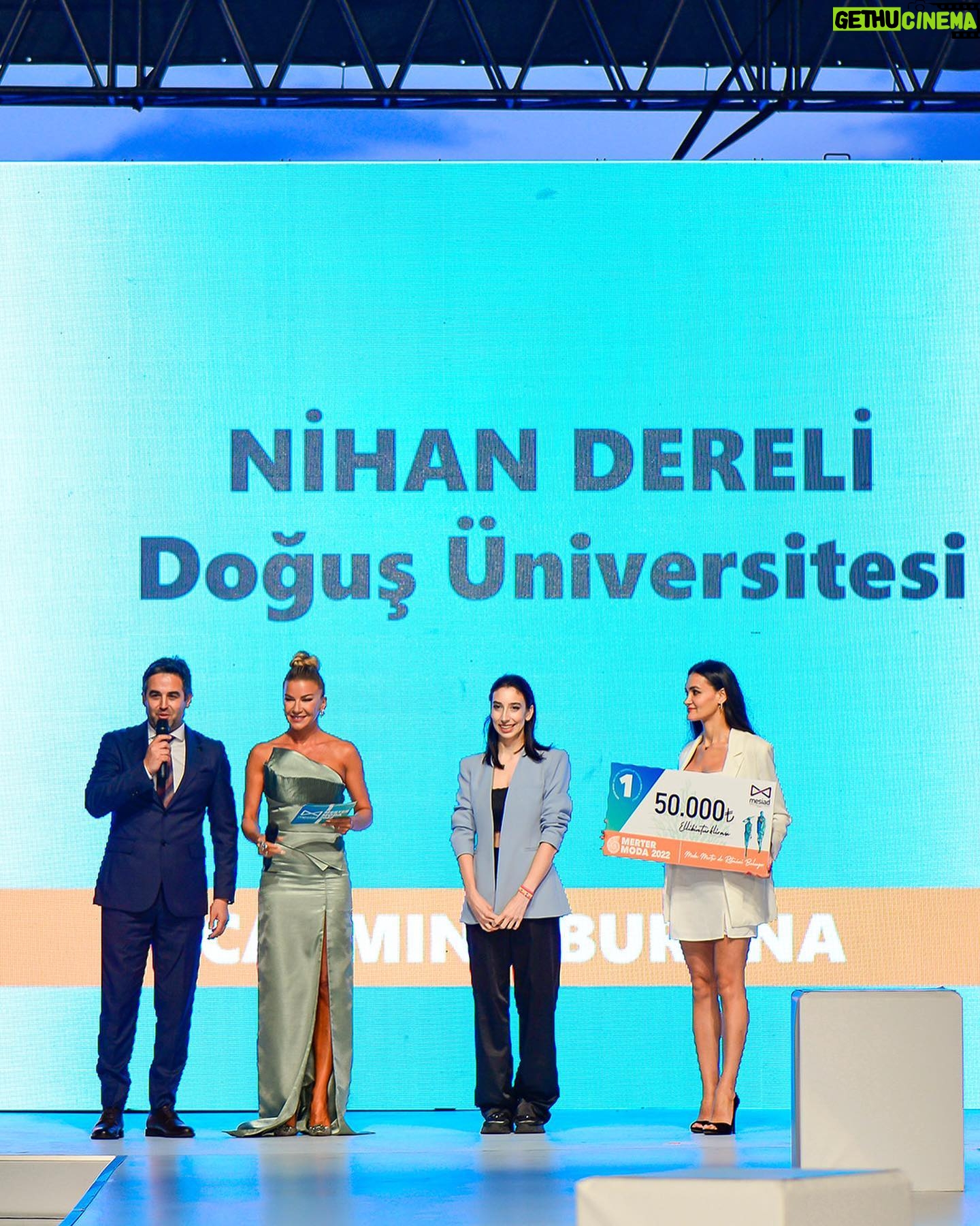 Ivana Sert Instagram - Merter Sanayici ve İş İnsanları Derneği'nin düzenlediği 4. Merter Moda Etkinliği'nde yer almaktan büyük mutluluk duydum. MESİAD Başkanı Sn. Ekrem Kap başta olmak üzere , Genel Sekreter Sn.Burçak Hacıoğlu’na , Yönetim Kurulu Üyelerine ve Merterli sektör temsilcilerine teşekkür ederim🙏 @mesiadmerter @brckhacioglu Elbise @cengizakturkofficial 💫 📸 @ramazanesenphotography @brtmanager