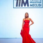 Ivana Sert Instagram – Merter Sanayici ve İş İnsanları Derneği’nin düzenlediği 4. Merter Moda Etkinliği’nde yer almaktan büyük mutluluk duydum. MESİAD Başkanı Sn. Ekrem Kap başta olmak üzere , Genel Sekreter Sn.Burçak Hacıoğlu’na , Yönetim Kurulu Üyelerine ve Merterli sektör temsilcilerine teşekkür ederim🙏 @mesiadmerter @brckhacioglu 
Elbise  @cengizakturkofficial 💫
📸 @ramazanesenphotography
@brtmanager