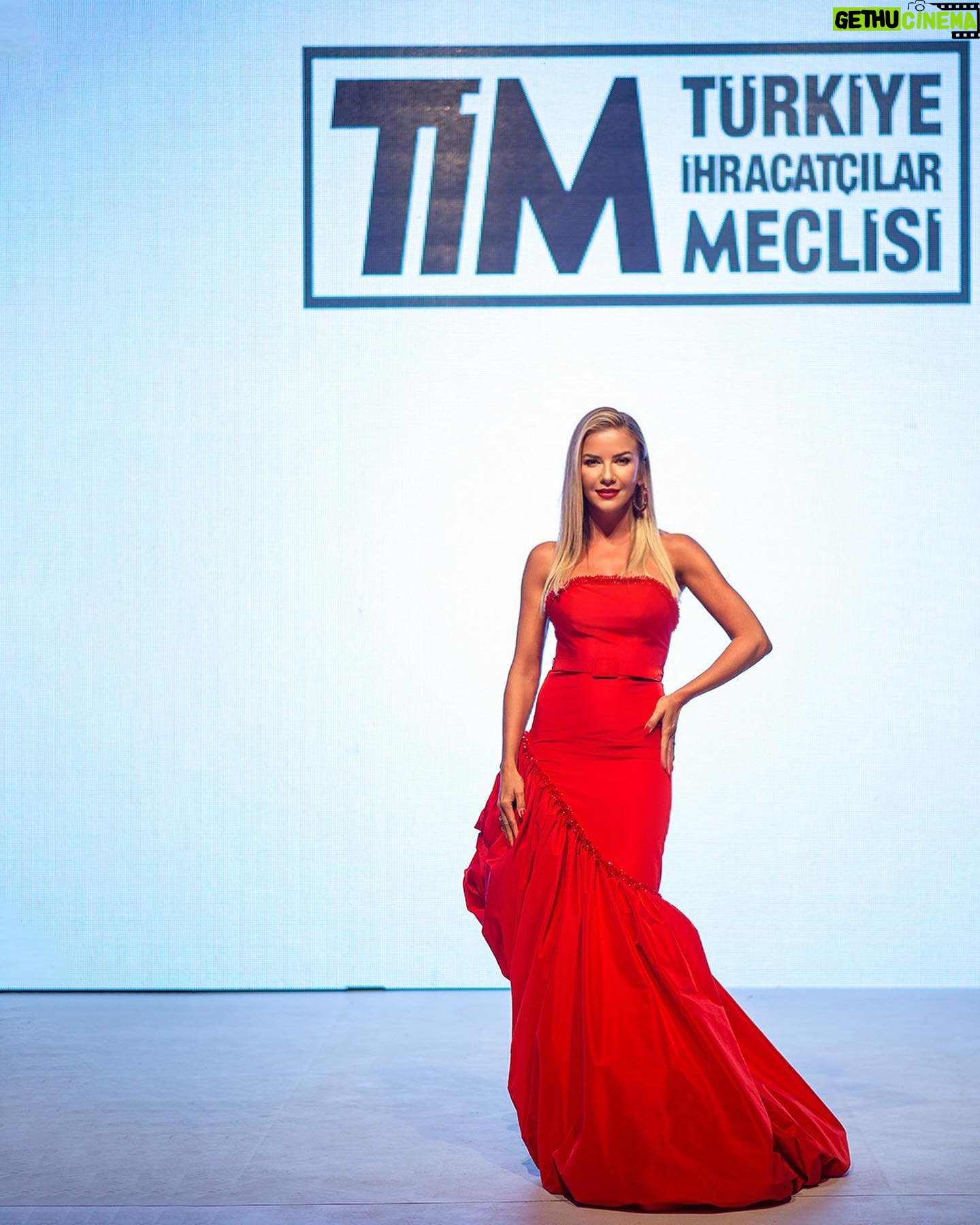 Ivana Sert Instagram - Merter Sanayici ve İş İnsanları Derneği'nin düzenlediği 4. Merter Moda Etkinliği'nde yer almaktan büyük mutluluk duydum. MESİAD Başkanı Sn. Ekrem Kap başta olmak üzere , Genel Sekreter Sn.Burçak Hacıoğlu’na , Yönetim Kurulu Üyelerine ve Merterli sektör temsilcilerine teşekkür ederim🙏 @mesiadmerter @brckhacioglu Elbise @cengizakturkofficial 💫 📸 @ramazanesenphotography @brtmanager