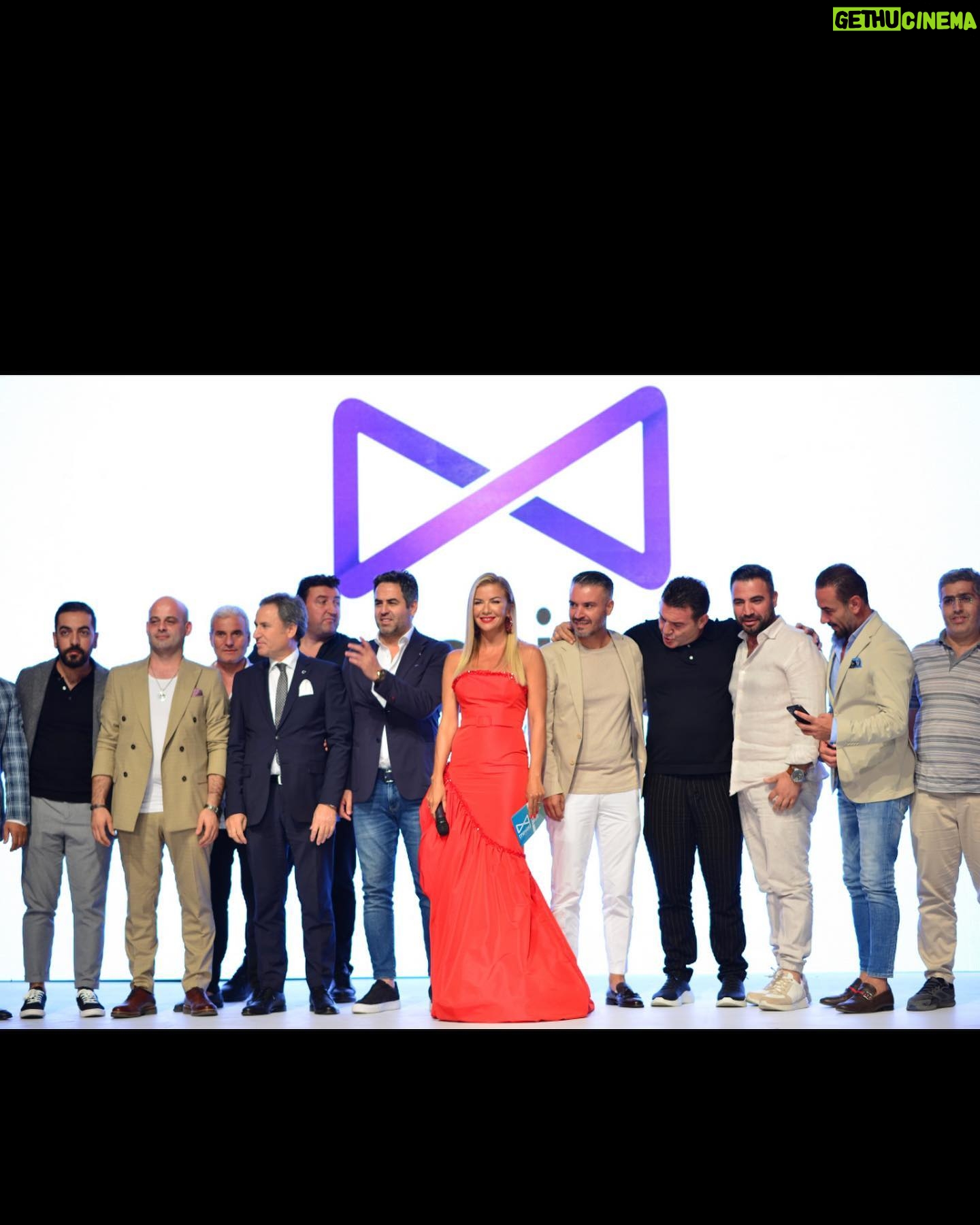 Ivana Sert Instagram - Merter Sanayici ve İş İnsanları Derneği'nin düzenlediği 4. Merter Moda Etkinliği'nde yer almaktan büyük mutluluk duydum. MESİAD Başkanı Sn. Ekrem Kap başta olmak üzere , Genel Sekreter Sn.Burçak Hacıoğlu’na , Yönetim Kurulu Üyelerine ve Merterli sektör temsilcilerine teşekkür ederim🙏 @mesiadmerter @brckhacioglu Elbise @cengizakturkofficial 💫 📸 @ramazanesenphotography @brtmanager