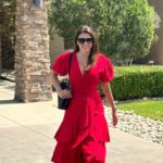 Ivette Vergara Instagram - Cada día te brinda nuevas oportunidades y momentos únicos. Detente un segundo. Mira a tu alrededor…Esas pequeñas experiencias, esos instantes fugaces, son los que realmente cuentan…Es fácil perderse en el camino… en el ‘debería haber hecho’, pero lo que realmente importa es el presente…por eso abraza cada sonrisa, cada logro, no importa cuán pequeño sea. Y cuando las cosas se pongan difíciles, recuerda por qué empezaste, por qué luchas, por qué sueñas…cada paso que das, cada esfuerzo que haces, te lleva más cerca de donde quieres estar. ¡Vive, disfruta, lucha y triunfa! El momento de construir tus sueños, de aprovechar la vida al máximo... es hoy!!🔥❤️🌟 👗: #ivettevergaracollection #AquíYAhora #ViveElMomento #ChaseYourDreams #FelicidadGenuina #SigueLuchando #CarpeDiem #InspiraciónDiaria #MetasYLogros #MotivaciónPura #ConstruyeTuSueño