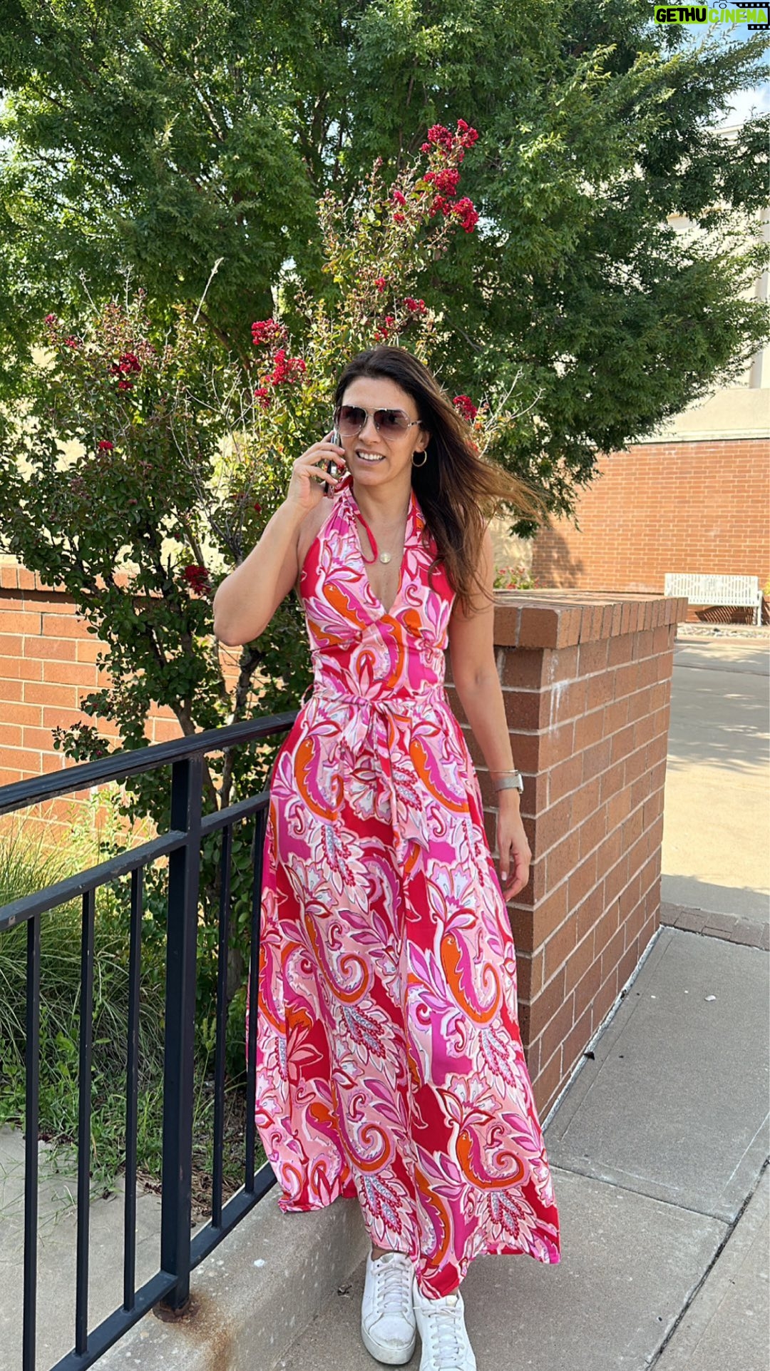 Ivette Vergara Instagram - Visitando Tulsa, Oklahoma por primera vez y la emoción no podria ser mayor... abrazando y apoyando a mi hija que comienza su nuevo viaje universitario…Además esta visita tiene una misión: voy a poner en juego una de mis pasiones ocultas, la decoración, para hacer de su habitación de estudiante un rincón lleno de amor y recuerdos. 🛋✨ Cada detalle será un pedacito de casa. ¿Tienen ideas para añadir ese último toque especial? ¡Espero sus consejos con cariño! 🔥❤️ 👗: @boutique_sym_ #HabitaciónConCorazón #DecoraciónUniversitaria #mamaenviaje #tulsa #oklahoma #universidad #estudiante #mamaalrescate #TulsaExperience #DecorandoConAmor #PasionesOcultas #MamáDecoradora #RinconesConHistoria #HabitaciónSoñada