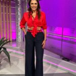 Ivette Vergara Instagram - Inicia cada día con una sonrisa, reconociendo y agradeciendo por los momentos maravillosos que están por llegar. Agradece sinceramente a ese poder superior en el que crees, Dios, el Universo o cualquier otra fuerza espiritual, por guiar tus pasos en el camino de la vida y proporcionarte oportunidades continuas para hallar tu felicidad…atraviesa los obstáculos y tristezas…Vive con pasión, disfruta con consciencia, y persigue con determinación aquello que te hace feliz…✨❤️ Look: @majo_olas 👚: @zarachile 👖: @zarachile 💄: @catalan_fabiola 💇🏻‍♀️: @jacqui_armijo #gratitud #ViveAgradecido #agradece #felicidad #momentos #vive #amaneceagradecido
