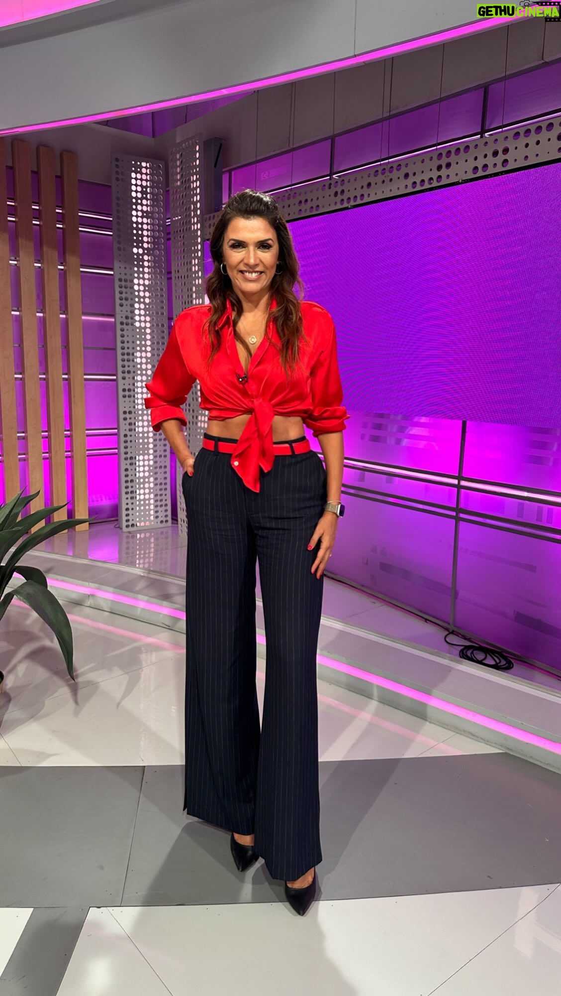 Ivette Vergara Instagram - Inicia cada día con una sonrisa, reconociendo y agradeciendo por los momentos maravillosos que están por llegar. Agradece sinceramente a ese poder superior en el que crees, Dios, el Universo o cualquier otra fuerza espiritual, por guiar tus pasos en el camino de la vida y proporcionarte oportunidades continuas para hallar tu felicidad…atraviesa los obstáculos y tristezas…Vive con pasión, disfruta con consciencia, y persigue con determinación aquello que te hace feliz…✨❤️ Look: @majo_olas 👚: @zarachile 👖: @zarachile 💄: @catalan_fabiola 💇🏻♀️: @jacqui_armijo #gratitud #ViveAgradecido #agradece #felicidad #momentos #vive #amaneceagradecido