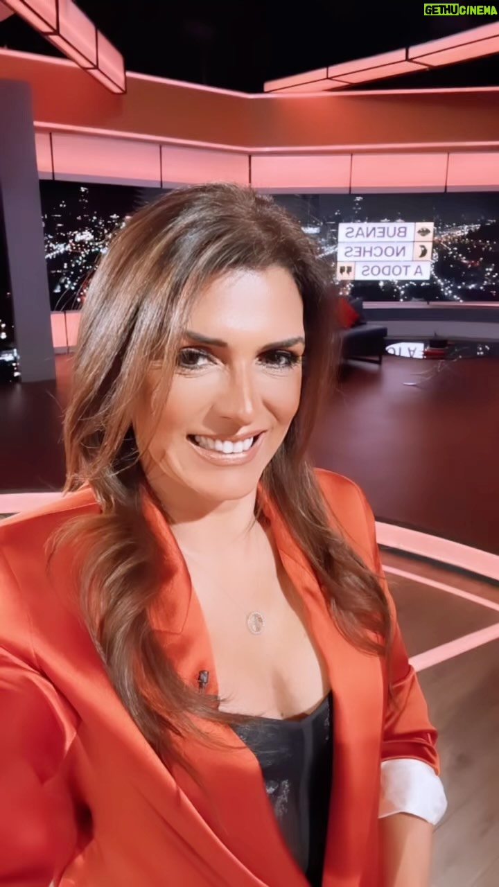 Ivette Vergara Instagram - Esta noche en #BNAT una mujer que armoniza ser mamá, esposa y periodista exitosa, entre muchas otras cosas…una caja de sorpresas!!! 🤣los esperamos esta noche!!! Qué linda conversación…gracias @aaristeguia❤️ #BNAT #mujer #mama #periodista #mujeres #conversacion #hijos #vida #alegrias #trabajo #oportunidades #amigos