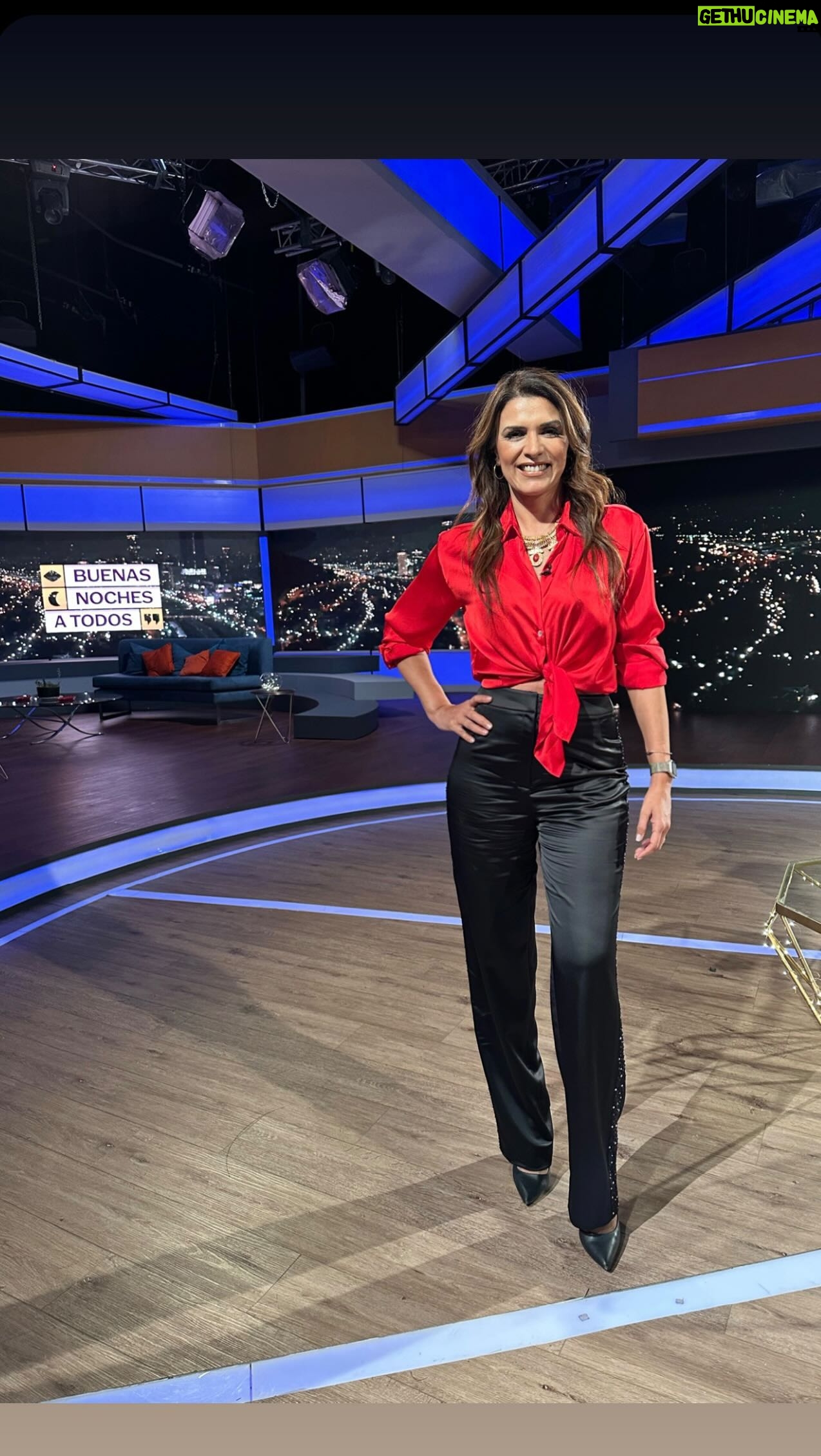 Ivette Vergara Instagram - Esta noche en #BNAT @robertocox periodista, auténtico, dinámico y entretenido nos cuenta sus facetas desconocidas, sus experiencias más allá de las noticias y divertidas anécdotas!!! #Periodista #DJ #musica #conversaciones #periodismo #djlife #desafios #historia #pasion #periodismodeportivo #bnat #viajes #sueños #miotroyo #talento