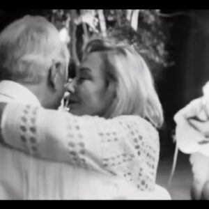 Ivette Vergara Instagram - Mis condolencias para la familia Piñera Morel, para Cecilia, sus amigos. La trágica e inesperada partida del Ex Pdte Sebastián Piñera deja un vacío en la política pero aún más en el corazón de su familia… un abrazo enorme para Cecilia Morel, su compañera de vida con quien además, compartia una gran vocación por el servicio público, por un país mejor.

Fue para el terremoto del 2010 que Cecilia, me recibió en La Moneda para escuchar el loco proyecto que queríamos realizar…transmitir los partidos de nuestra selección Chilena en el mundial de fútbol a los damnificados del terremoto.  A través de pantallas gigantes, con la ayuda del mundo circense que prestaba sus carpas, empresas que donaban desayunos y almuerzos… Cecilia y el Ex Presidente Piñera no dudaron en sumarse y nos acompañaron a cada ciudad donde estuvimos.. compartieron con cientos de chilenos que más que nunca necesitaban apoyo. Entre medio del dolor,  que llegara el Presidente a verlos, a compartir, a gritar por Chile como un chileno más, fueron momentos inolvidables. Esta acción, más allá de su aparente simplicidad, simbolizó un momento de unidad y alegría en medio de la adversidad, reflejando la humanidad y el compromiso del ex Pdte Piñera y de Cecilia con su gente.

Con respeto y solemnidad deseando que el ex Presidente encuentre descanso eterno y paz en su último viaje…Que su legado de servicio y dedicación nos una y sigamos construyendo el Chile que todos queremos. QEPD Sebastián Piñera ✨🙏🏼🇨🇱
