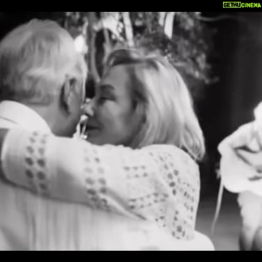 Ivette Vergara - 26.5K Likes - Mis condolencias para la familia Piñera Morel, para Cecilia, sus amigos. La trágica e inesperada partida del Ex Pdte Sebastián Piñera deja un vacío en la política pero aún más en el corazón de su familia… un abrazo enorme para Cecilia Morel, su compañera de vida con quien además, compartia una gran vocación por el servicio público, por un país mejor.
Fue para el terremoto del 2010 que Cecilia, me recibió en La Moneda para escuchar el loco proyecto que queríamos realizar…transmitir los partidos de nuestra selección Chilena en el mundial de fútbol a los damnificados del terremoto. A través de pantallas gigantes, con la ayuda del mundo circense que prestaba sus carpas, empresas que donaban desayunos y almuerzos… Cecilia y el Ex Presidente Piñera no dudaron en sumarse y nos acompañaron a cada ciudad donde estuvimos.. compartieron con cientos de chilenos que más que nunca necesitaban apoyo. Entre medio del dolor, que llegara el Presidente a verlos, a compartir, a gritar por Chile como un chileno más, fueron momentos inolvidables. Esta acción, más allá de su aparente simplicidad, simbolizó un momento de unidad y alegría en medio de la adversidad, reflejando la humanidad y el compromiso del ex Pdte Piñera y de Cecilia con su gente.
Con respeto y solemnidad deseando que el ex Presidente encuentre descanso eterno y paz en su último viaje…Que su legado de servicio y dedicación nos una y sigamos construyendo el Chile que todos queremos. QEPD Sebastián Piñera ✨🙏🏼🇨🇱
