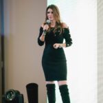 Ivette Vergara Instagram - Profundamente emocionada y agradecida por cada momento que viví anoche con ustedes, sintiendo el cariño y la energía que me transmiten en cada encuentro. Ver un auditorio lleno de personas escuchándome con atención me llena de emoción y me motiva a seguir adelante, recordándome la razón de mi pasión por motivar y conectar con tantas mujeres hermosas, valientes, guerreras y soñadoras. Cada paso que damos hacia nuestros sueños, es un paso hacia un mundo donde somos libres de ser nosotras mismas y brillar sin límites. Nuestro viaje puede estar lleno de desafíos, pero la fuerza que reside dentro de cada una de nosotras es mucho más poderosa que cualquier obstáculo en nuestro camino. Gracias por inspirarme tanto✨🙏🏼❤️ #Inspiración #MujeresFuertes #SueñaEnGrande #cuestiondemujeres #arribamujeres#mujeresemprendedoras #emprendedoras #coachmotivacional #fuerzamujeres #creeenti #chile #mexico #peru #canada #colombia #latinosenusa #brilla #atrevete