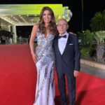 Ivette Vergara Instagram - Cada instante es único y por eso agradezco cada momento vivido anoche…cada palabra y tantos mensajes de cariño (tratando de contestarlos todos🤣)….gracias a todos quienes nos enviaron sus monedas de 1 y 5 para lograr este hermoso resultado🙏🏼🙏🏼 desde Arica a Punta Arenas❤️ mil gracias porque fueron parte de esta #NocheCero❤️ a todos ustedes…Gracias, gracias, gracias…🙏🏼❤️ Y a todo mi equipo: Look @majo_olas 👗: @makarena_montaner 💄: @oscarbravo_a 💇🏻‍♀️: @sritanino 💅: @frenchbeautychile Pd: se utilizaron 10,000 monedas de 1 peso y más de 500 de 5 pesos que empezaron a salir de circulación el 2017 a partir de la Ley del redondeo del Ministerio de Hacienda. Todas ellas se pulieron, lijaron y lavaron…@makarena_montaner trabajó en ello con 5 personas más, el vestido pesaba 10 kilos. 👏🏼👏🏼 #nochecero #gala #glamour #alfombraroja #festivalviñadelmar #altacostura #diseñadoreschilenos #creatividad #sustentable #noche #concienciaambiental #recicla