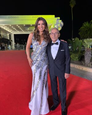 Ivette Vergara Instagram - Cada instante es único y por eso agradezco cada momento vivido anoche…cada palabra y tantos mensajes de cariño (tratando de contestarlos todos🤣)….gracias a todos quienes nos enviaron sus monedas de 1 y 5 para lograr este hermoso resultado🙏🏼🙏🏼 desde Arica a Punta Arenas❤️ mil gracias porque fueron parte de esta #NocheCero❤️ a todos ustedes…Gracias, gracias, gracias…🙏🏼❤️

Y a todo mi equipo:
Look @majo_olas 
👗: @makarena_montaner 
💄: @oscarbravo_a 
💇🏻‍♀️: @sritanino 
💅: @frenchbeautychile 
Pd: se utilizaron 10,000 monedas de 1 peso y más de 500 de 5 pesos que empezaron a salir de circulación el 2017 a partir de la Ley del redondeo del Ministerio de Hacienda. Todas ellas se pulieron, lijaron y lavaron…@makarena_montaner trabajó en ello con 5 personas más, el vestido pesaba 10 kilos. 👏🏼👏🏼

#nochecero #gala #glamour #alfombraroja #festivalviñadelmar #altacostura #diseñadoreschilenos #creatividad #sustentable #noche #concienciaambiental #recicla