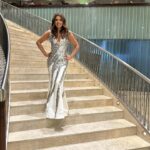 Ivette Vergara Instagram - Cada instante es único y por eso agradezco cada momento vivido anoche…cada palabra y tantos mensajes de cariño (tratando de contestarlos todos🤣)….gracias a todos quienes nos enviaron sus monedas de 1 y 5 para lograr este hermoso resultado🙏🏼🙏🏼 desde Arica a Punta Arenas❤️ mil gracias porque fueron parte de esta #NocheCero❤️ a todos ustedes…Gracias, gracias, gracias…🙏🏼❤️ Y a todo mi equipo: Look @majo_olas 👗: @makarena_montaner 💄: @oscarbravo_a 💇🏻‍♀️: @sritanino 💅: @frenchbeautychile Pd: se utilizaron 10,000 monedas de 1 peso y más de 500 de 5 pesos que empezaron a salir de circulación el 2017 a partir de la Ley del redondeo del Ministerio de Hacienda. Todas ellas se pulieron, lijaron y lavaron…@makarena_montaner trabajó en ello con 5 personas más, el vestido pesaba 10 kilos. 👏🏼👏🏼 #nochecero #gala #glamour #alfombraroja #festivalviñadelmar #altacostura #diseñadoreschilenos #creatividad #sustentable #noche #concienciaambiental #recicla