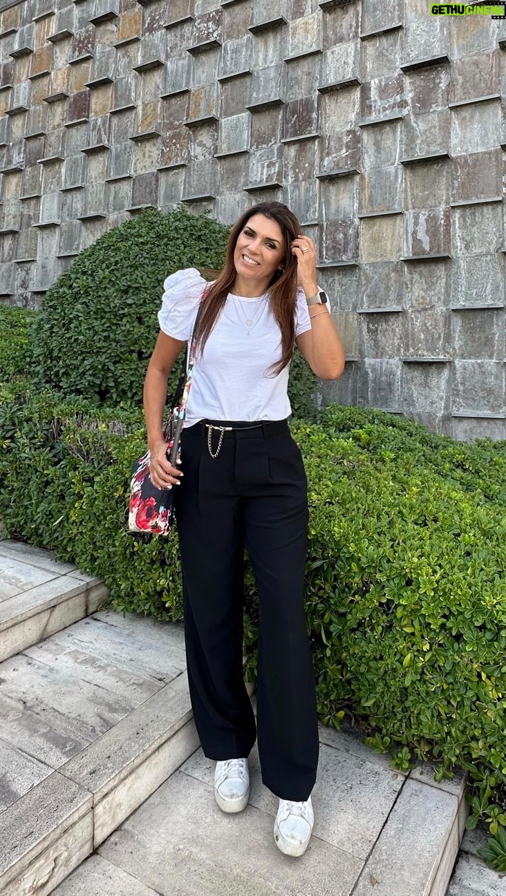 Ivette Vergara Instagram - Bienvenido finde semana!!!…aprovecha de recargar energías🔥 crea momentos únicos y divertidos en familia❤️!!!…este finde las maletas se van al campo😃🌾…amo los olores y esos lugares que me vuelven a mi infancia!…este finde me voy de viaje…y como me encanta manejar yo que mi auto sea seguro y confiable para mi es fundamental, en mis traslados hoy puedo estar tranquila, porque el servicio de respuesta automática por accidente que tiene @chevroletcl me asiste 24/7. La experiencia con OnStar es increíble. Yo la recomiendo 100% ♥️🚘 #OnStarTeProtege #auto #traslado #24/7 #publicidad #seguridad #mujeresreales #chile #santiago #finde #familia #viaje