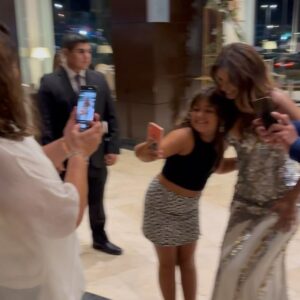 Ivette Vergara Instagram - Cada instante es único y por eso agradezco cada momento vivido anoche…cada palabra y tantos mensajes de cariño (tratando de contestarlos todos🤣)….gracias a todos quienes nos enviaron sus monedas de 1 y 5 para lograr este hermoso resultado🙏🏼🙏🏼 desde Arica a Punta Arenas❤️ mil gracias porque fueron parte de esta #NocheCero❤️ a todos ustedes…Gracias, gracias, gracias…🙏🏼❤️

Y a todo mi equipo:
Look @majo_olas 
👗: @makarena_montaner 
💄: @oscarbravo_a 
💇🏻‍♀️: @sritanino 
💅: @frenchbeautychile 
Pd: se utilizaron 10,000 monedas de 1 peso y más de 500 de 5 pesos que empezaron a salir de circulación el 2017 a partir de la Ley del redondeo del Ministerio de Hacienda. Todas ellas se pulieron, lijaron y lavaron…@makarena_montaner trabajó en ello con 5 personas más, el vestido pesaba 10 kilos. 👏🏼👏🏼

#nochecero #gala #glamour #alfombraroja #festivalviñadelmar #altacostura #diseñadoreschilenos #creatividad #sustentable #noche #concienciaambiental #recicla