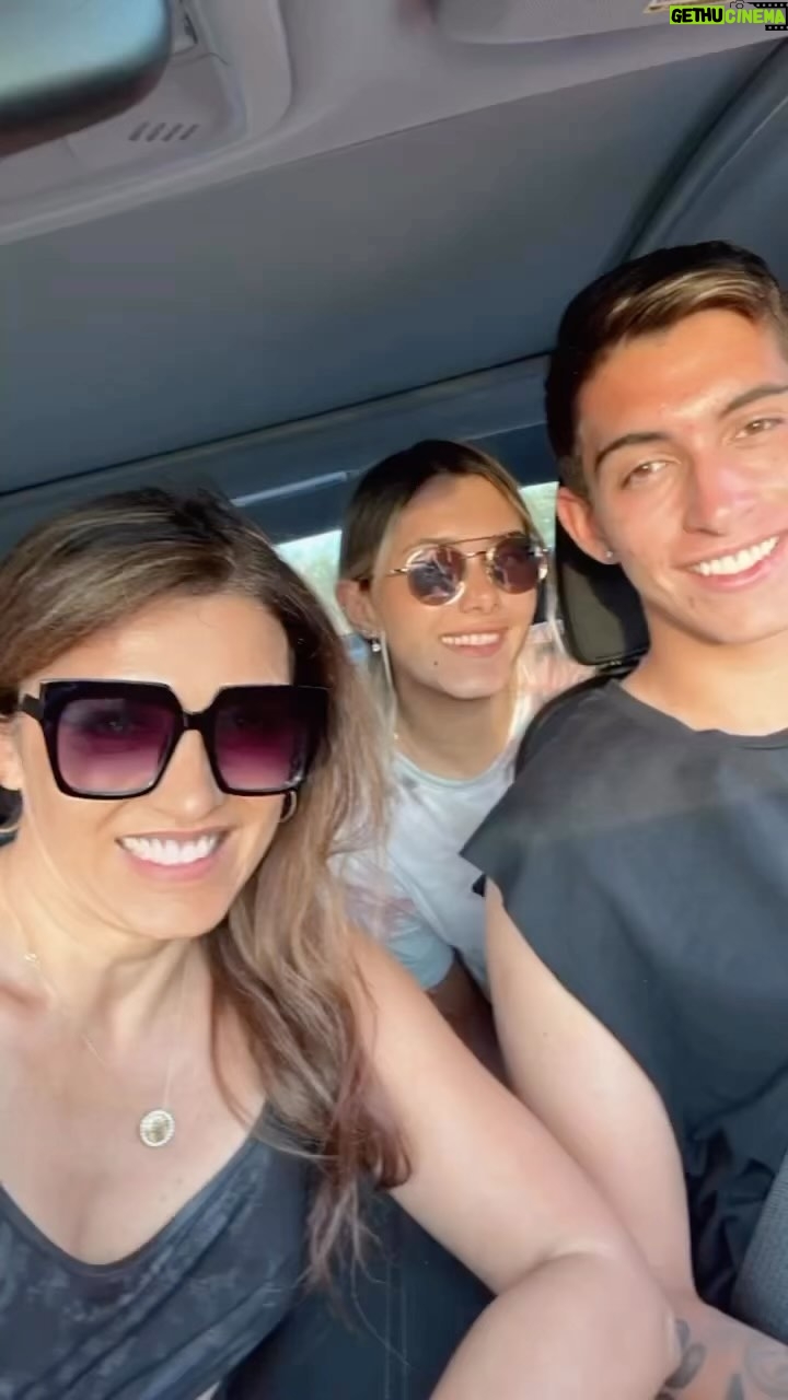 Ivette Vergara Instagram - Cada momento que vivimos juntos lo guardo en mi corazón, aunque las despedidas siempre son tristes me quedo tranquila sabiendo que están volando por sus sueños y metas!!!….y créanme que si me preguntan si es más fácil ahora que ha pasado tiempo…les puedo decir que NOOOO…siempre es difícil despegarse de nuestros hijos!!! 🤣 Los amo infinito!!! @maitesolabarrieta @inaki_solabarrieta #familia #hijos #sueños #metas #viajes #amordemama #reencuentros #estudios #mentepositiva #vivelavida #disfruta #ama #usa #latinosenusa #businesswoman #negociodigital #mexico #peru #colombia #argentina #felicidad #hijosfelices #trabajaportussueños #trabajadesdecasa #negocioonline #negocioglobal