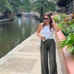 Ivette Vergara Instagram - Tener la oportunidad de viajar a San Antonio, Texas, con mi hijo fue un regalo inesperado ✨ En cada rincón de la ciudad, encontramos momentos para conversar, compartir risas, disfrutar juntos y sorprendernos mutuamente. Aunque hemos viajado antes, redescubrir una ciudad completamente nueva para ambos nos permitió conectarnos de una manera especial y apreciar aún más el tiempo que pasamos juntos. Estuvimos en El Álamo, este icónico lugar es esencial para comprender la historia de Texas. Caminando por allí, pudimos sentir la resonancia de los eventos pasados y entender su importancia. Un rincón encantador en el corazón de la ciudad es el Paseo del Rio….caminamos por sus senderos, admirando la arquitectura y disfrutando de las vistas del río. La gastronomía de San Antonio es excepcional.✨ imperdible la barbacoa texana y los tacos de desayuno. Para el postre, sonde pierdan los churros, que nunca decepcionan!! Nuestro viaje fue una combinación perfecta de aprendizaje histórico, delicias culinarias y calidad de tiempo juntos. San Antonio es, sin duda, una ciudad que vale la pena visitar… ¿Han vivido experiencias similares? ¡Compartan sus historias! 💕 🎽👖: #ivettevergaracollection 👟: @karllagerfeld #SanAntonioConMiHijo #MomentosInolvidables #mamaehijo #DescubriendoTexas #SanAntonioAdventures #Viaje #DescubreTexas #HistoriaYTradición #GastronomíaTexana #PaseoDelRíoMagia #riverwalk #ConexiónEnViaje #ElÁlamoHistorias #ExplorandoJuntos